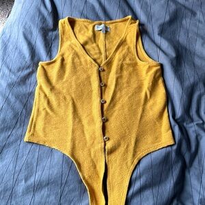 Golden yellow sleeveless vest texture and thread by madewell size small